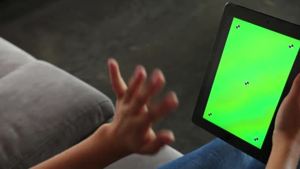 Femmina mano occupato tablet navigazione. Parlando tra loro tramite chat online. Video. — Video Stock