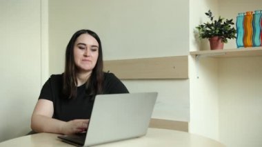 Kadın çalışan, çeşitli meslektaşlarıyla çevrimiçi brifingde konuşma videosu görüşmesi yapıyor.