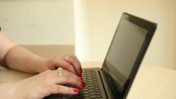 Χώρος εργασίας, χέρια στο πληκτρολόγιο πληκτρολόγησης laptop. Γυναίκα κάθεται στο γραφείο που συνδέει — Αρχείο Βίντεο