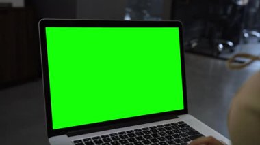 Beyaz şeffaf ekranlı dizüstü bilgisayar şablonu, boş bilgisayar görüntüsü izole edildi