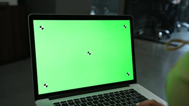 Шаблон ноутбука с белым прозрачным экраном, компьютер пустой дисплей изолирован — стоковое видео
