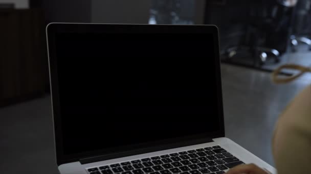 Laptop mall med vit transparent skärm, dator tom display isolerad. — Stockvideo
