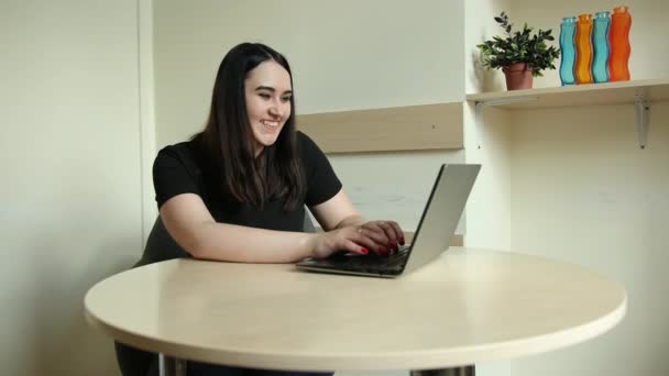 İş arkadaşlarıyla çevrimiçi brifingde görüntülü kadın konuşmaları