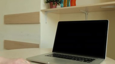 Bilgisayar klavyesindeki tuşlara basan parmaklar. Eller dizüstü bilgisayarda. Kadın parmağı