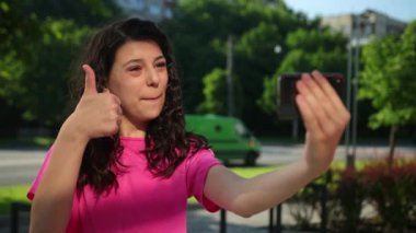 Bir arkadaşla hoş bir diyalog. Teknoloji kavramı, iletişim, rahatlık.