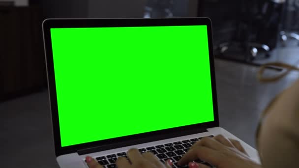 Modelo de laptop com tela transparente branca, exibição em branco do computador isolada — Vídeo de Stock