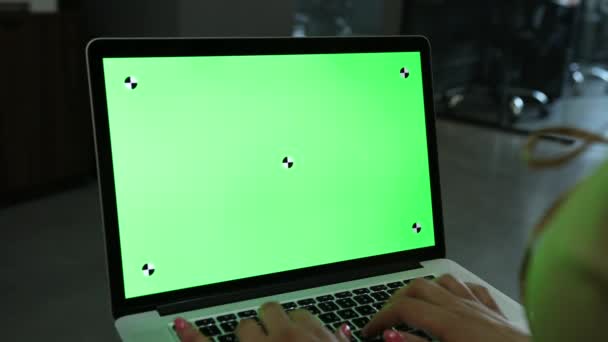 Шаблон ноутбука с белым прозрачным экраном, компьютер пустой дисплей изолирован — стоковое видео