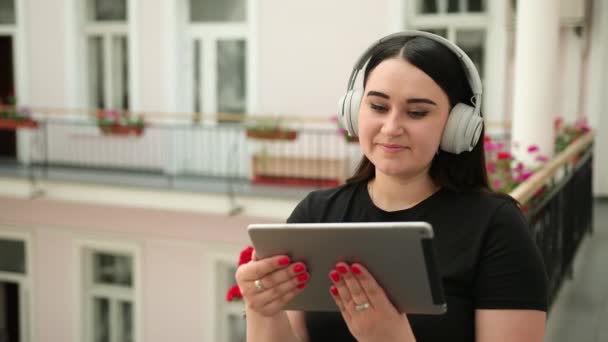 Estudiante sonriendo, charlando entre sí, usando gadget, tableta para oficina de trabajo — Vídeos de Stock