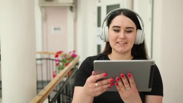 Passar tempo de qualidade juntos conversando por vídeo, falando no bate-papo tablet pc — Vídeo de Stock