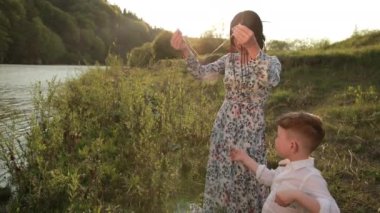 Kolye adamın boynu. Anne oğlu için gümüş Katolik sembolü takıyor.