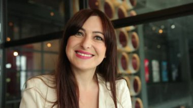 Doğrudan kameraya bakan bir kızın portresi. Kapatın. Sunum. Genç