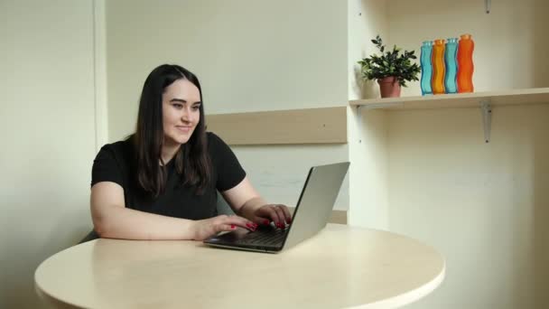 Une employée parle en vidéoconférence avec des collègues engagés dans un briefing en ligne à domicile — Video