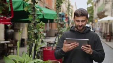 Şehir adamı 5G kablosuz cihazında tablet bilgisayar kullanıyor. Sıradan bir erkek.