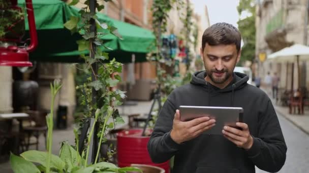 Homem urbano usando o computador tablet fora do aplicativo no dispositivo sem fio 5g. Casual masculino — Vídeo de Stock