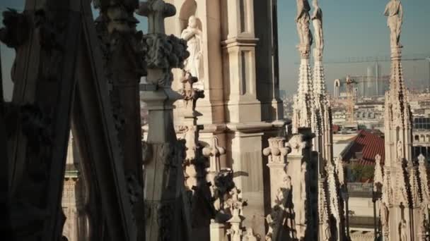 Esculturas santos y mártires decorando la Catedral de Milán Duomo di Milano — Vídeos de Stock