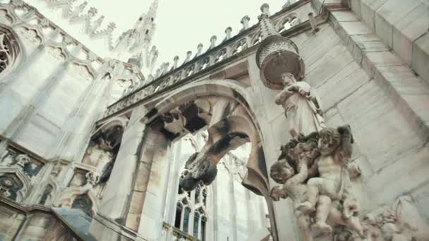 Sculptures saints and martyrs decorating the Cathedral Milan Duomo di Milano — Stock Video
