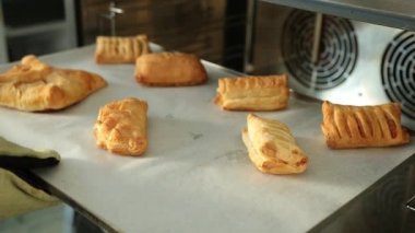 Fırından fırında pişmiş turta çıkaran kişi. Fırında erkek fırıncı, adam turta pişiriyor.
