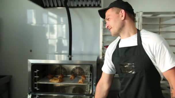 Muž pekař v pekařství, muž peče podpis koláč v troubě hladové rodiny, přátelé — Stock video