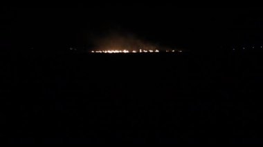 Gece karanlığında izole edilmiş yangın kıvılcımları. Yanan alev sineği.