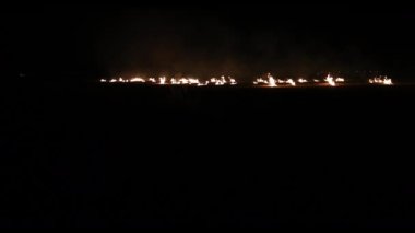 Gece karanlığında izole edilmiş yangın kıvılcımları. Yanan alev sineği.