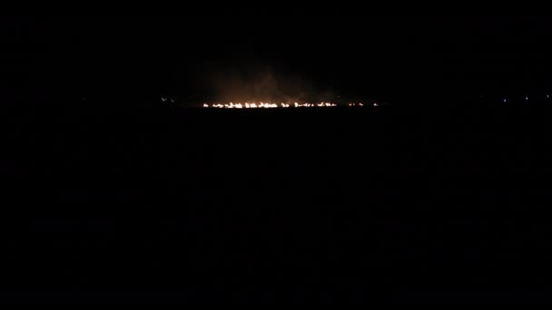 Détail des étincelles de feu isolées sur fond noir la nuit. Mouche de fusée ardente. — Video