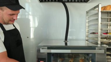 Erkek el yemek pişirme modu ya da fırının sıcaklığı. Parmak düğmesine bas