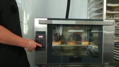 Erkek el yemek pişirme modu ya da fırının sıcaklığı. Parmak düğmesine bas