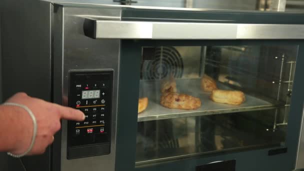 Mannelijke handinstelling kookmodus of temperatuur op de oven. Vingerdrukknop — Stockvideo