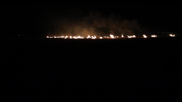 A tűz szikráinak részletei elszigetelődtek a fekete háttérben éjszaka. Égő fáklya. — Stock videók