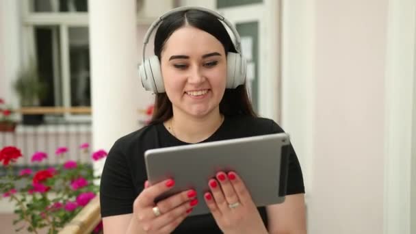 Passar tempo de qualidade juntos conversando por vídeo, falando no bate-papo tablet pc — Vídeo de Stock