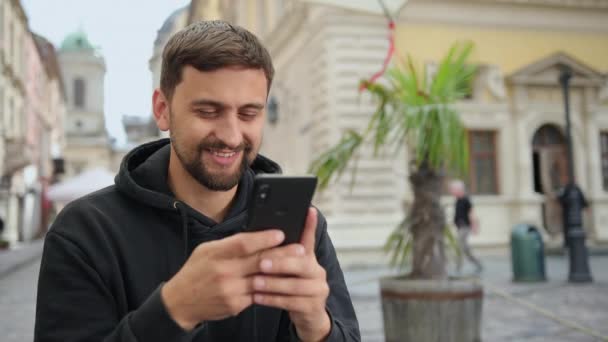 Ritratto di un tizio che fa videochiamate. Felice maschio avendo chiacchierato fuori. Uomo eccitato — Video Stock