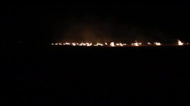 Gece karanlığında izole edilmiş yangın kıvılcımları. Yanan alev sineği.