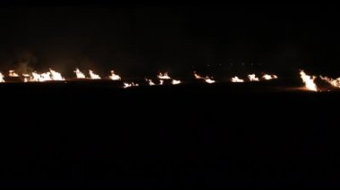 Gece karanlığında izole edilmiş yangın kıvılcımları. Yanan alev sineği.