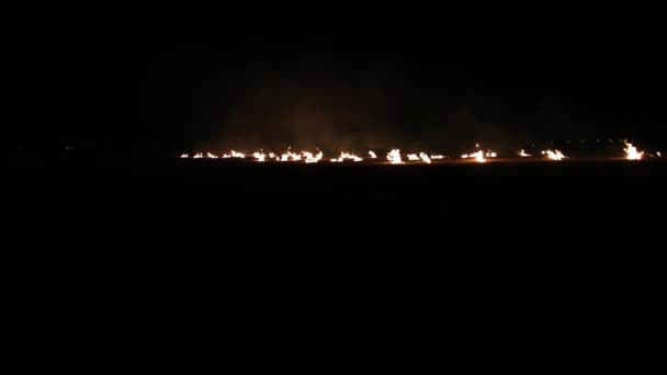 A tűz szikráinak részletei elszigetelődtek a fekete háttérben éjszaka. Égő fáklya. — Stock videók
