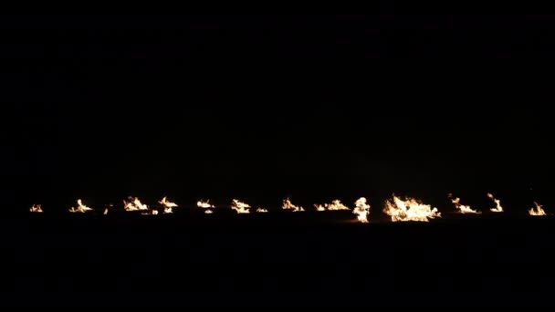 Fogo fora da cidade, fogueira queimando aveia, trigo à noite. Brilhantemente, calor, luz. — Vídeo de Stock