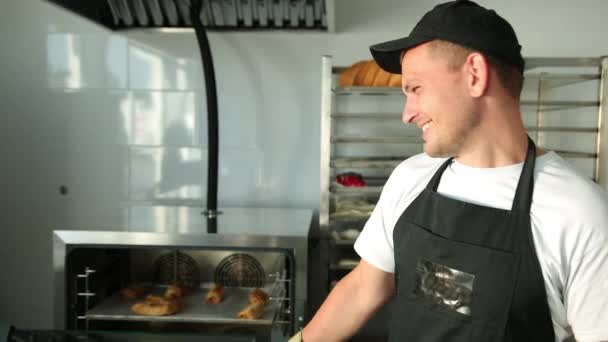 Masculino padeiro na padaria, homem assa tarte assinatura no forno faminto família, amigos — Vídeo de Stock