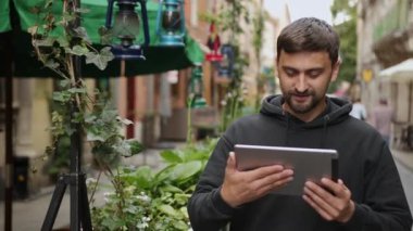 Şehir adamı 5G kablosuz cihazında tablet bilgisayar kullanıyor. Sıradan bir erkek.