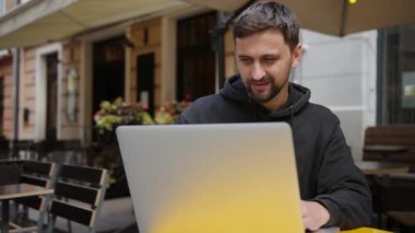 Evde eğitim, online eğitim, ofis dışında çalışma. Masada oturan adam, bilgisayara bak.