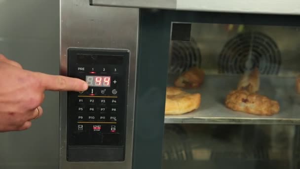 Mão masculina ajuste modo de cozimento ou temperatura no forno. Botão de pressão do dedo — Vídeo de Stock