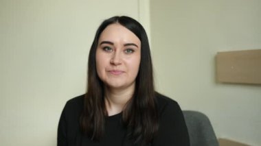 Mutlu kız konuşuyor, gülüyor, tartışıyor. Genç bir kadın başını sallıyor.