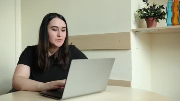 Employé féminin parler appel vidéo avec divers collègues briefing en ligne — Video