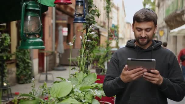 Bello uomo barbuto con tablet per le strade, ritratto di sicuro sorridente — Video Stock