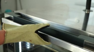 Fırından fırında pişmiş turta çıkaran kişi. Fırında erkek fırıncı, adam turta pişiriyor.