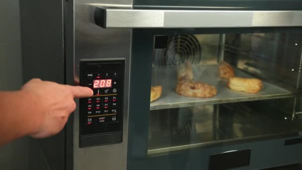 Mannelijke handinstelling kookmodus of temperatuur op de oven. Vingerdrukknop — Stockvideo