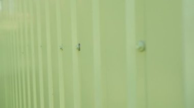 Açık yeşil metal plaka. Taraf tutmak. Kusursuz yüzeyli galvanize çelik. Sanayi