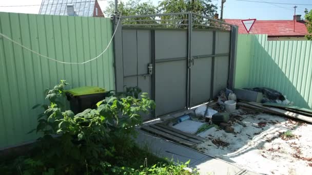 Terk edilmiş avlu. Kapıdaki çöpler. Bir çöp kovası girişi tespit edildi — Stok video