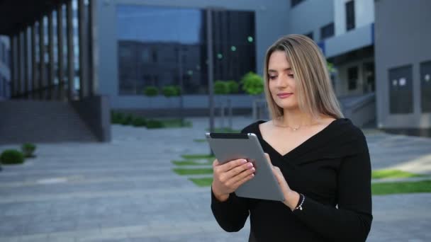 Hermosa mujer joven usando tableta PC en la ciudad. Primer plano de la dama de negocios — Vídeos de Stock