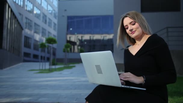 Jovem mulher de negócios com laptop fora da rua. sessão de mulher de negócios. — Vídeo de Stock