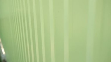 Açık yeşil metal plaka. Taraf tutmak. Kusursuz yüzeyli galvanize çelik. Sanayi