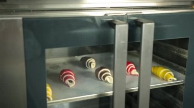 Çiğ hamur fırın tepsisi. Kruvasan fırını, kruvasan, fırın.